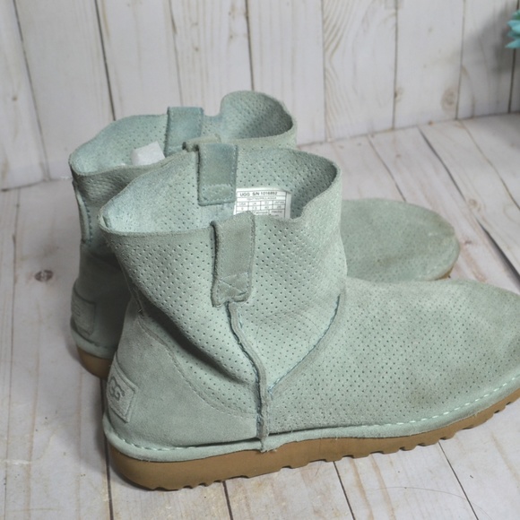 UGG Women's Classic Unlined Mini Perforated Spring - Picture 3 of 6